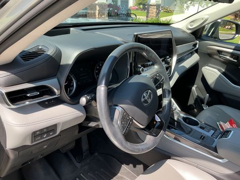 Used 2020 Toyota Highlander Platinum FWD image 13