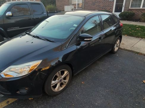 Used 2014 Ford Focus SE w/ SE Winter Package image 2