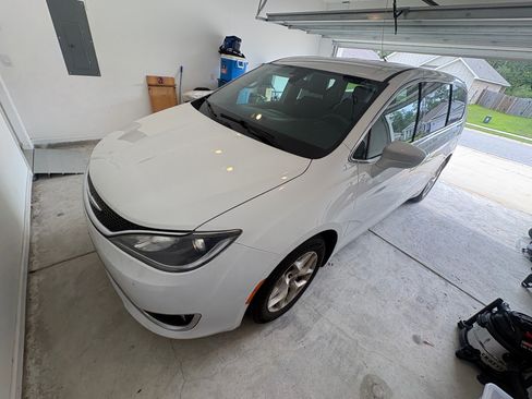 Used 2020 Chrysler Pacifica Touring w/ Tire & Wheel Group FWD image 10