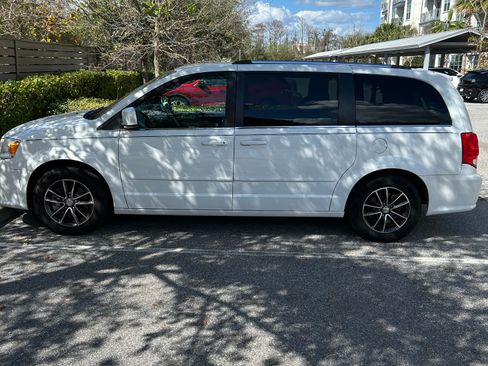 Used 2017 Dodge Grand Caravan SXT FWD image 4