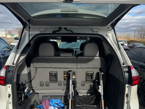 Used 2020 Toyota Sienna XLE Premium image 5