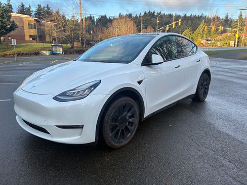 Used 2021 Tesla Model Y Long Range image 1