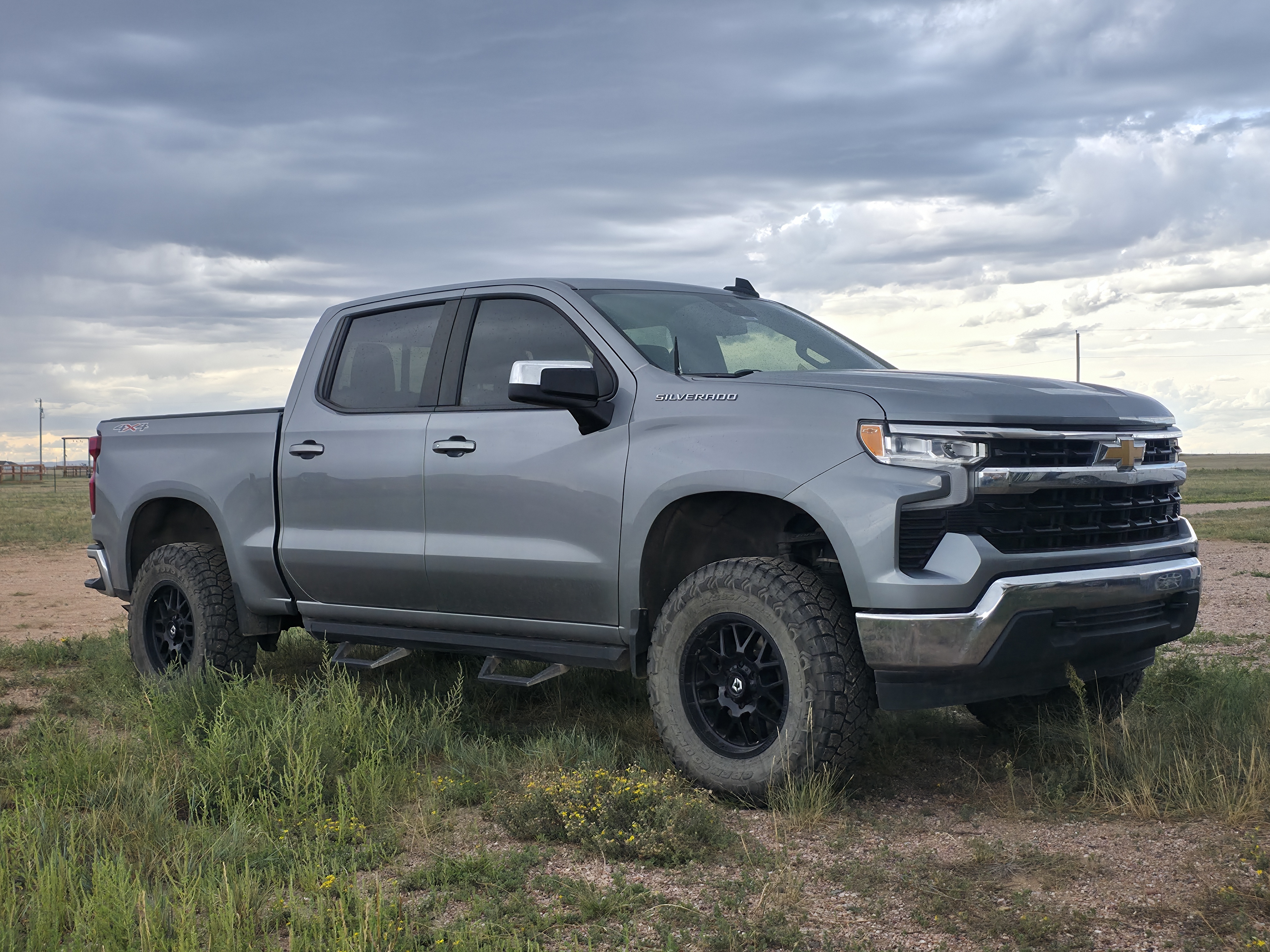 Used 2024 Chevrolet Silverado 1500 LT w/ Convenience Package II AWD/4WD image 2