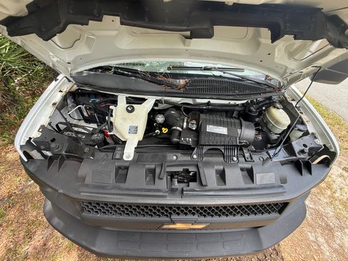 Used 2017 Chevrolet Express 3500 Extended RWD image 4