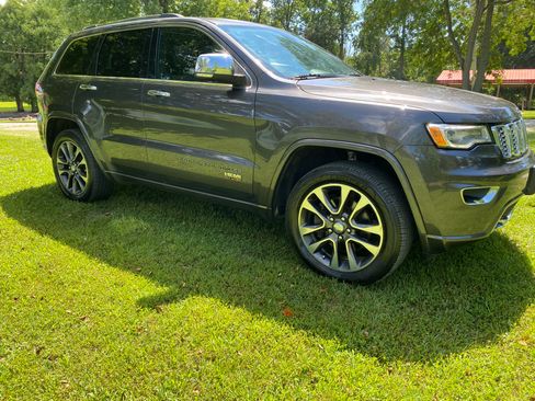 Used 2017 Jeep Grand Cherokee Overland AWD/4WD image 4