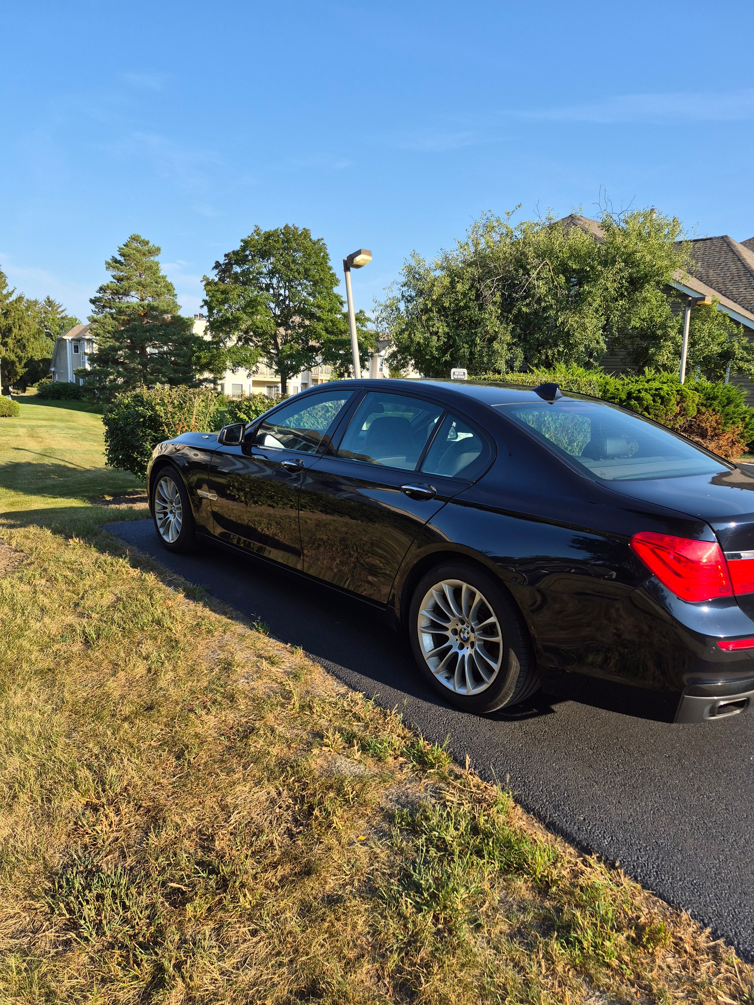 Used 2011 BMW 750i xDrive AWD/4WD image 4
