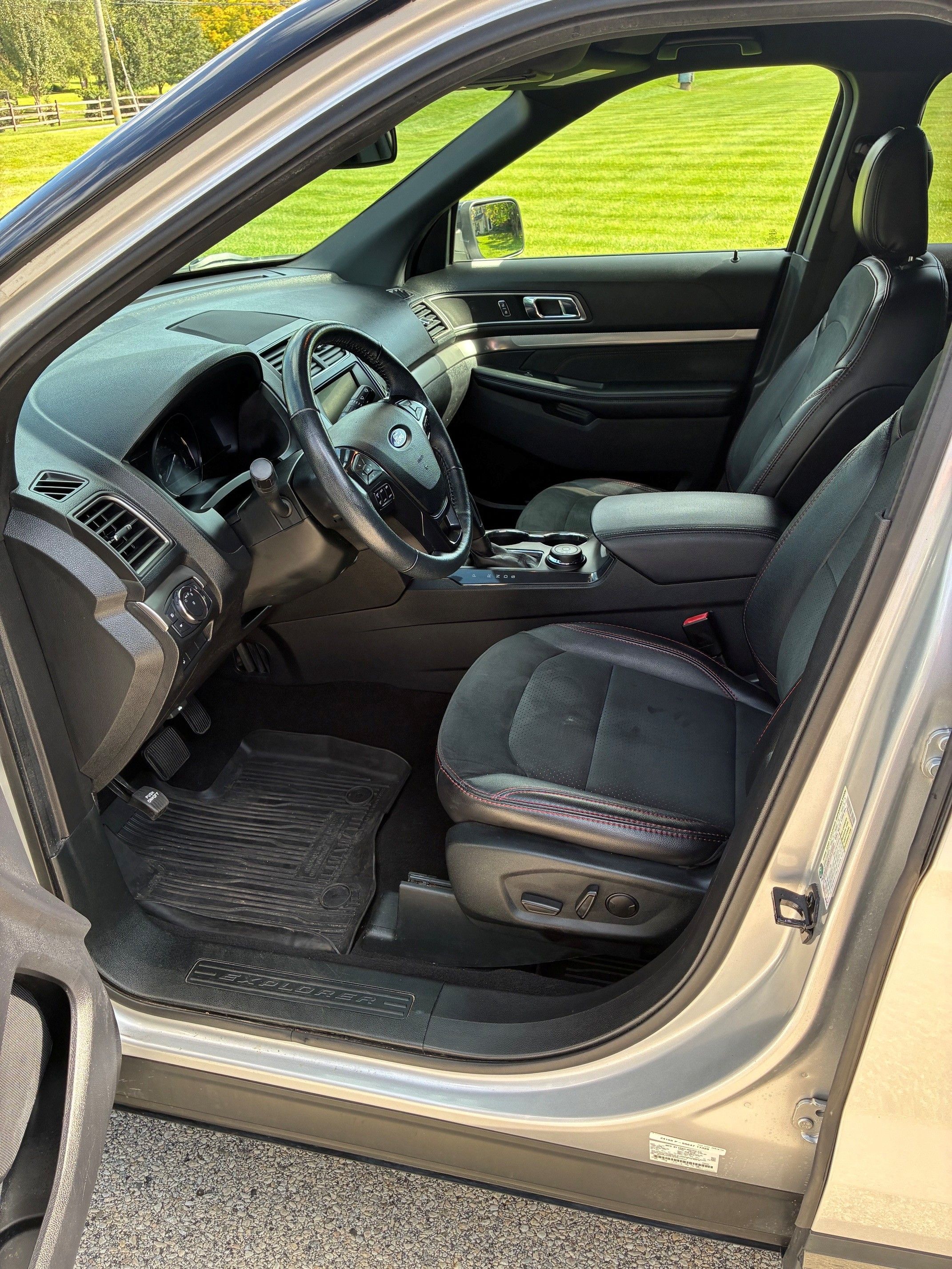 Used 2019 Ford Explorer XLT w/ Equipment Group 202A AWD/4WD image 8