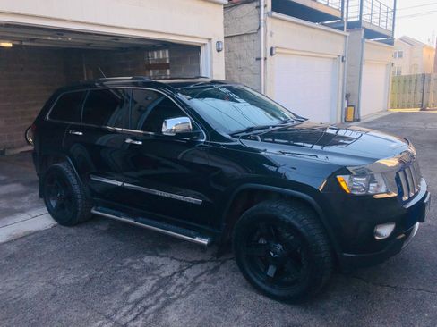 Used 2013 Jeep Grand Cherokee Overland w/ Advance Technology Group AWD/4WD image 16