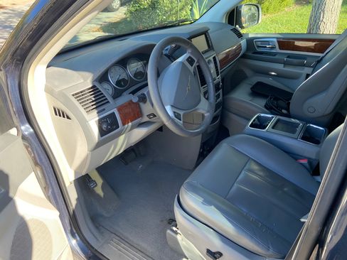 Used 2009 Chrysler Town & Country Touring image 9