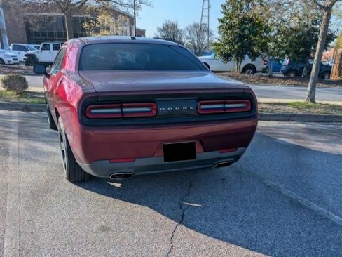 Used 2017 Dodge Challenger SXT image 4