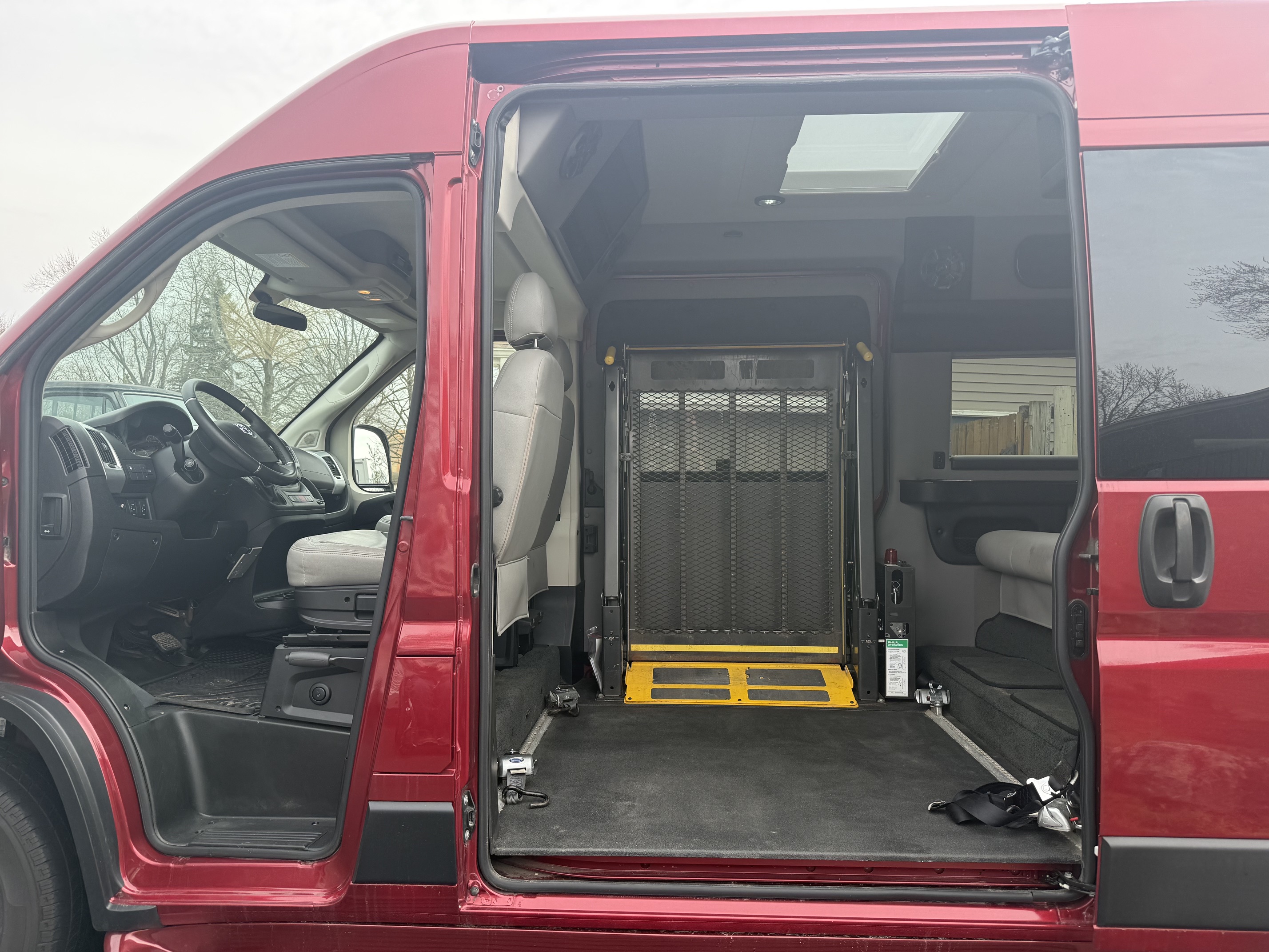 Used 2020 RAM ProMaster 2500 w/ Premium Appearance Group FWD image 2