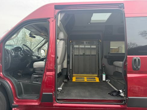 Used 2020 RAM ProMaster 2500 w/ Premium Appearance Group FWD image 2