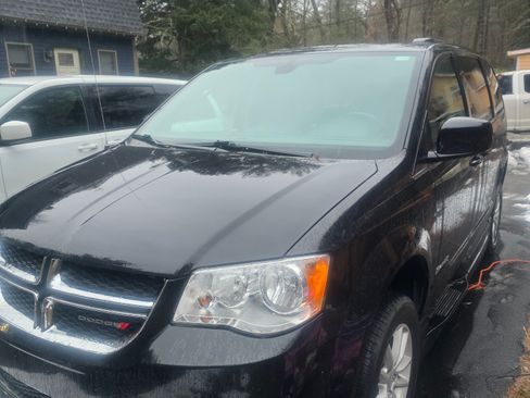 Used 2019 Dodge Grand Caravan SXT image 1