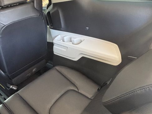 Used 2023 Kia Carnival LX FWD image 23