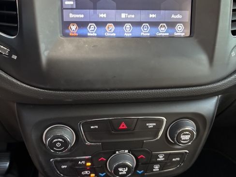 Used 2019 Jeep Compass Latitude w/ Popular Equipment Group FWD image 11
