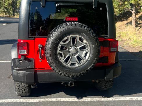 Used 2015 Jeep Wrangler Unlimited Rubicon w/ Connectivity Group image 6