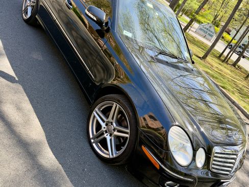 Used 2009 Mercedes-Benz E 350 4MATIC Sedan image 4