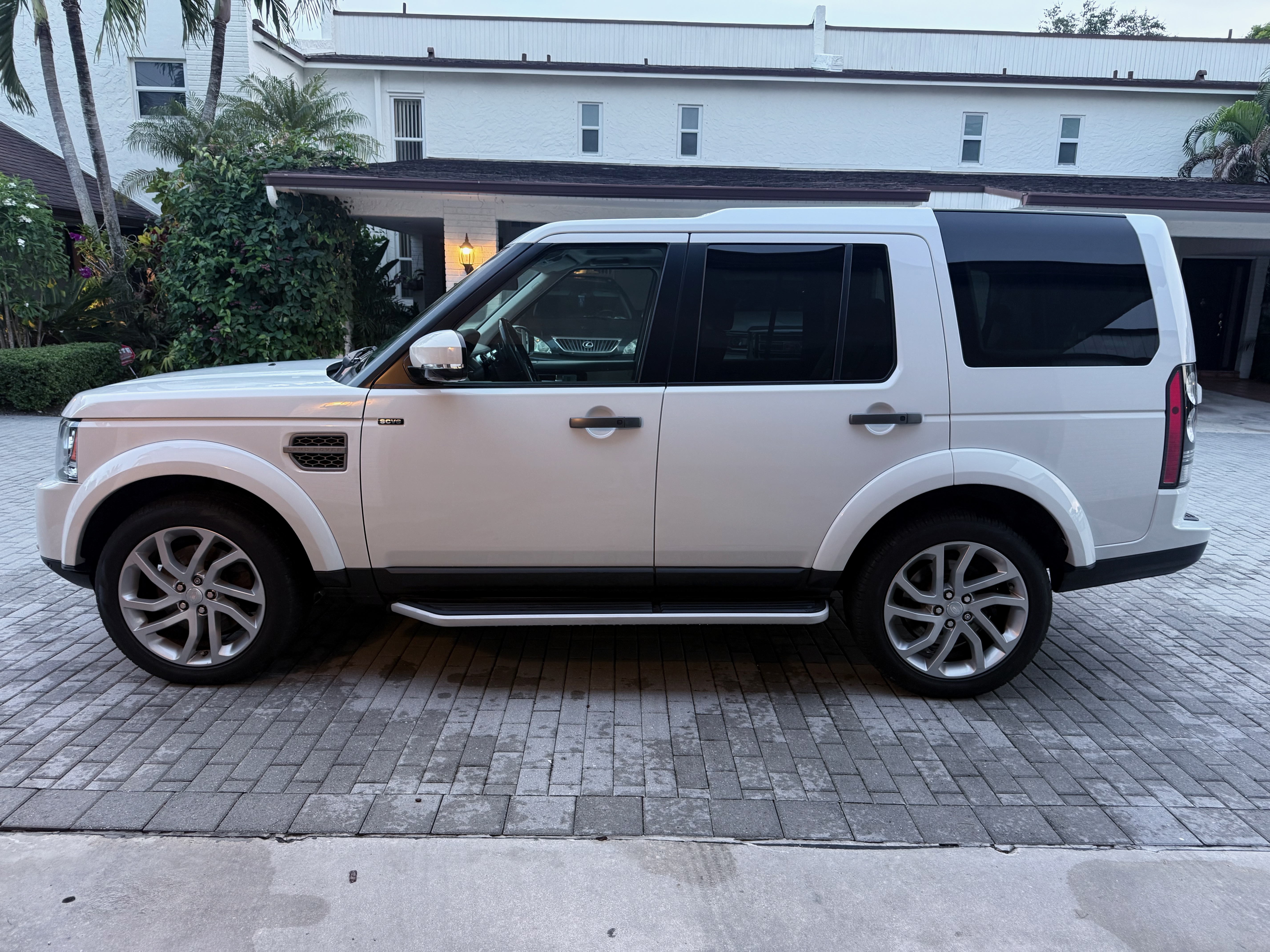 Used 2016 Land Rover LR4 HSE Silver Edition AWD/4WD image 2