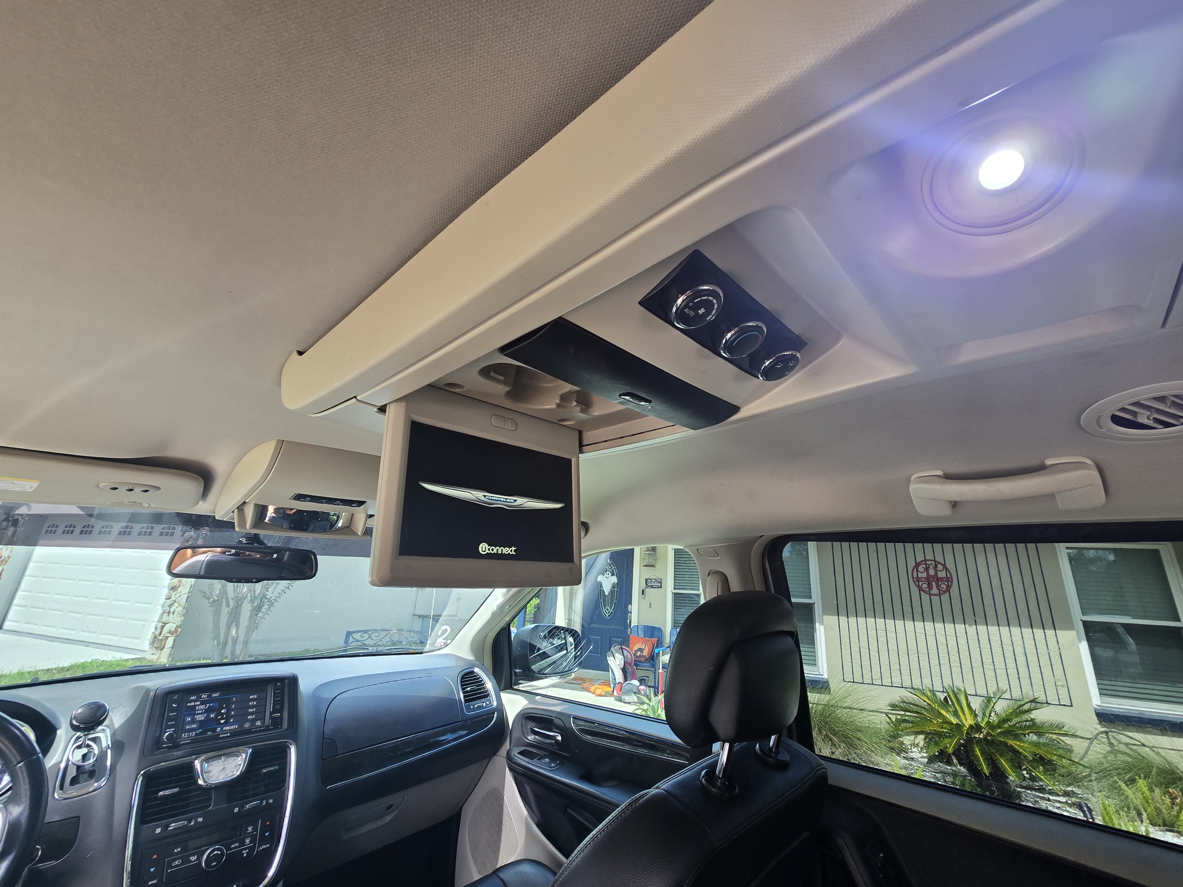 Used 2016 Chrysler Town & Country Touring FWD image 20