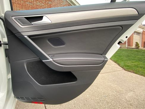 Used 2017 Volkswagen Golf SE image 28