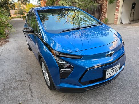 Used 2023 Chevrolet Bolt LT image 6