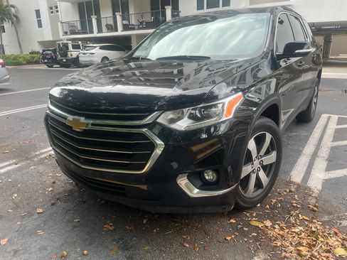 Used 2020 Chevrolet Traverse LT w/ LT Premium Package FWD image 4