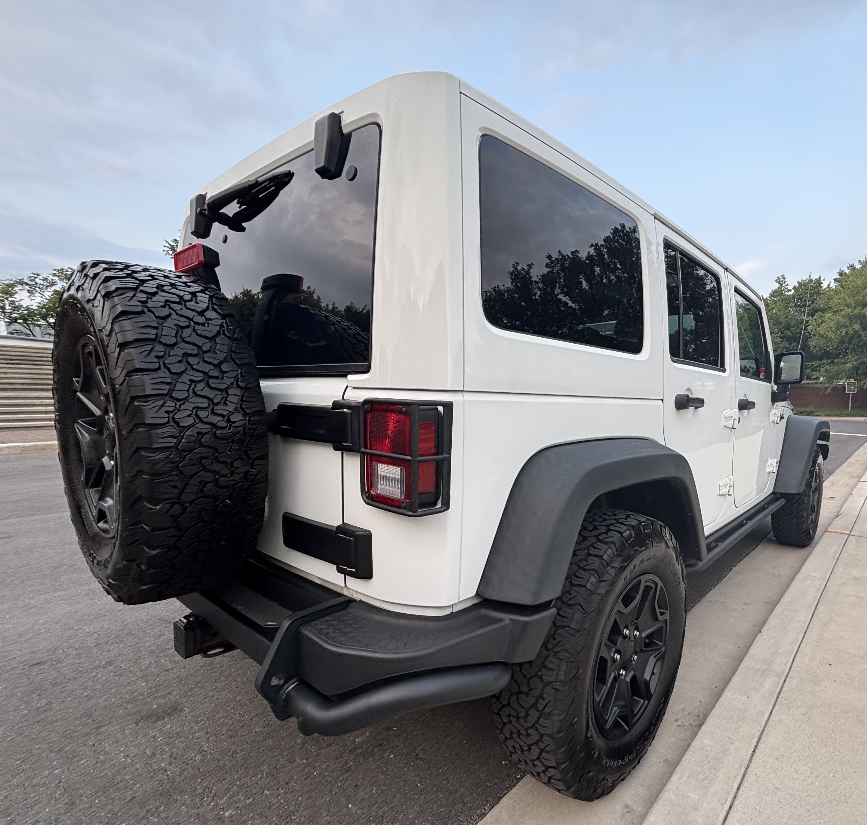 Used 2013 Jeep Wrangler Unlimited Sahara AWD/4WD image 4
