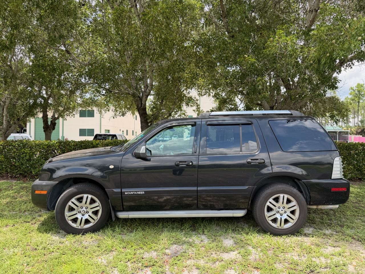 Used 2010 Mercury Mountaineer Premier AWD/4WD image 1