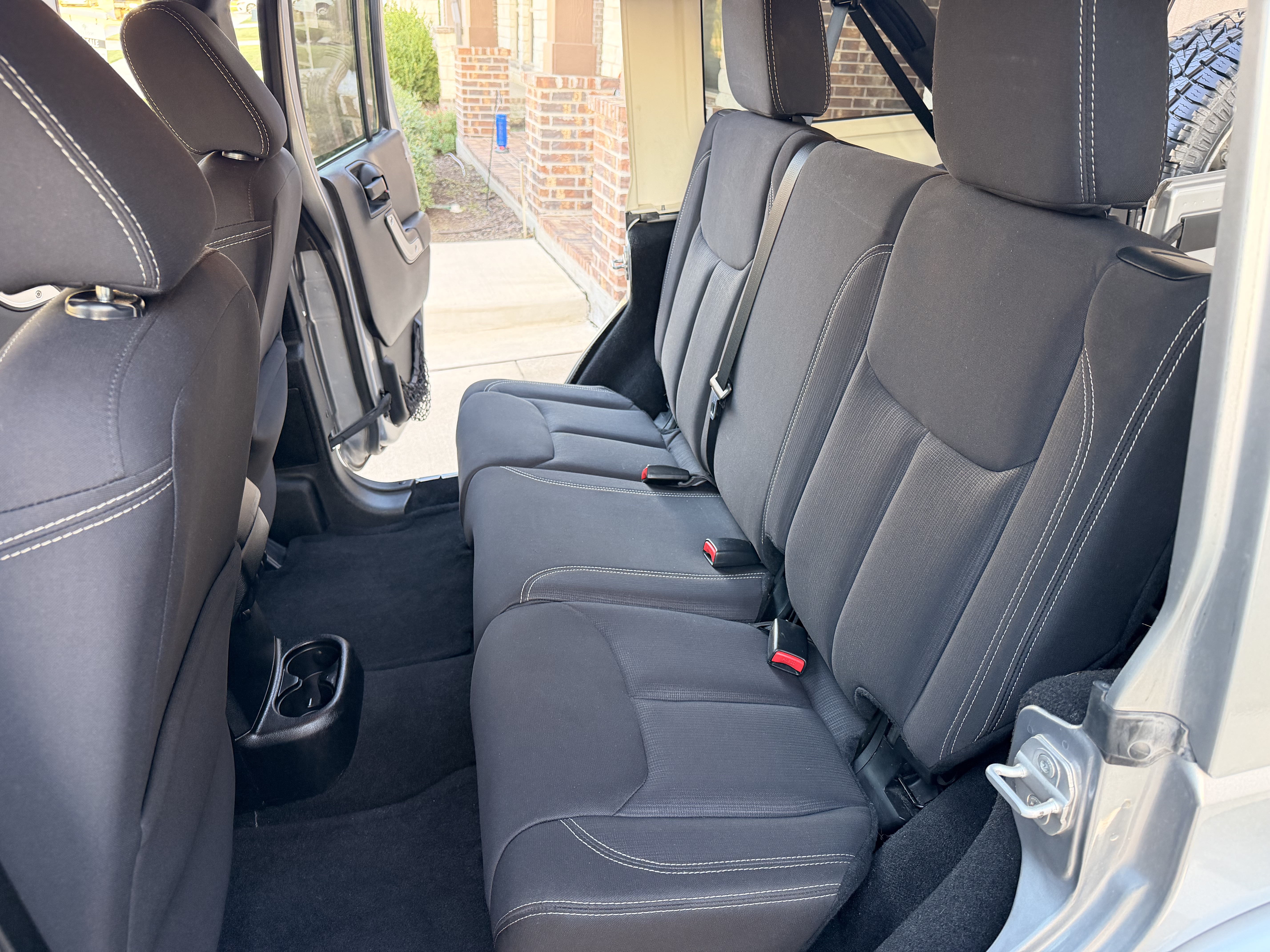 Used 2013 Jeep Wrangler Unlimited Sahara w/ Connectivity Group AWD/4WD image 10