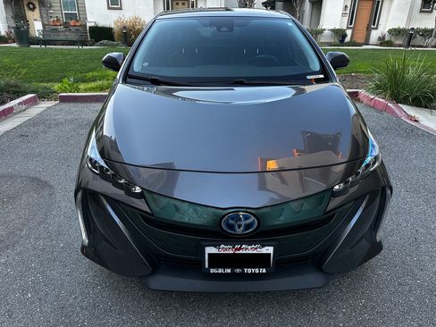 Used 2018 Toyota Prius Prime Premium image 2