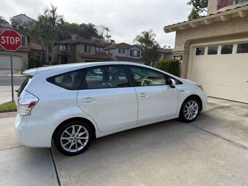 Used 2014 Toyota Prius V Five FWD image 8