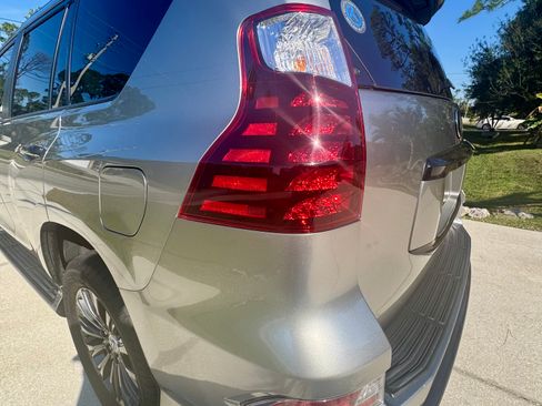 Used 2021 Lexus GX 460 Premium w/ Accessory Package image 15