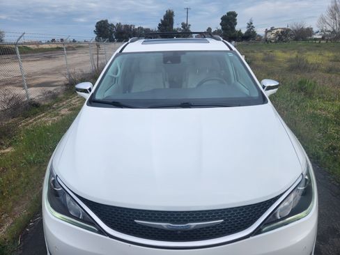 Used 2018 Chrysler Pacifica Limited w/ Tire & Wheel Group image 2