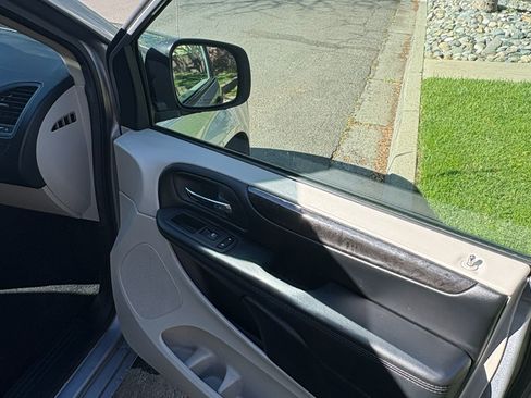 Used 2019 Dodge Grand Caravan SE w/ UConnect Hands-Free Group FWD image 24