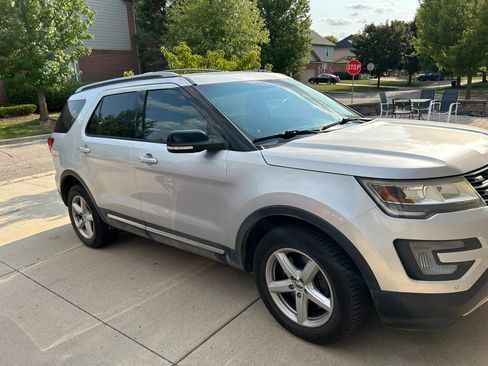 Used 2017 Ford Explorer XLT w/ Equipment Group 202A AWD/4WD image 6