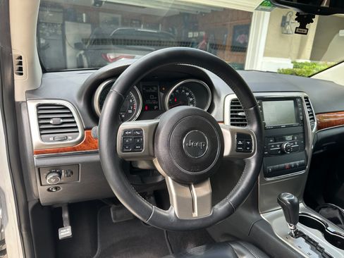 Used 2011 Jeep Grand Cherokee Limited image 10