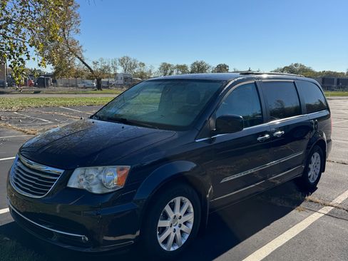 Used 2014 Chrysler Town & Country Touring w/ Driver Convenience Group image 1