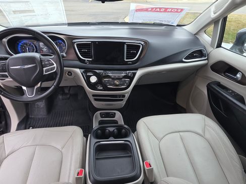 Used 2017 Chrysler Pacifica Touring-L image 8