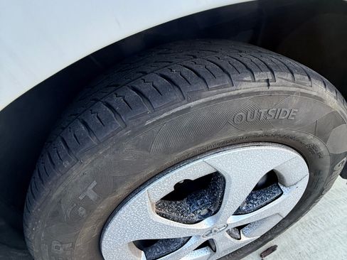 Used 2014 Toyota Prius Five image 13