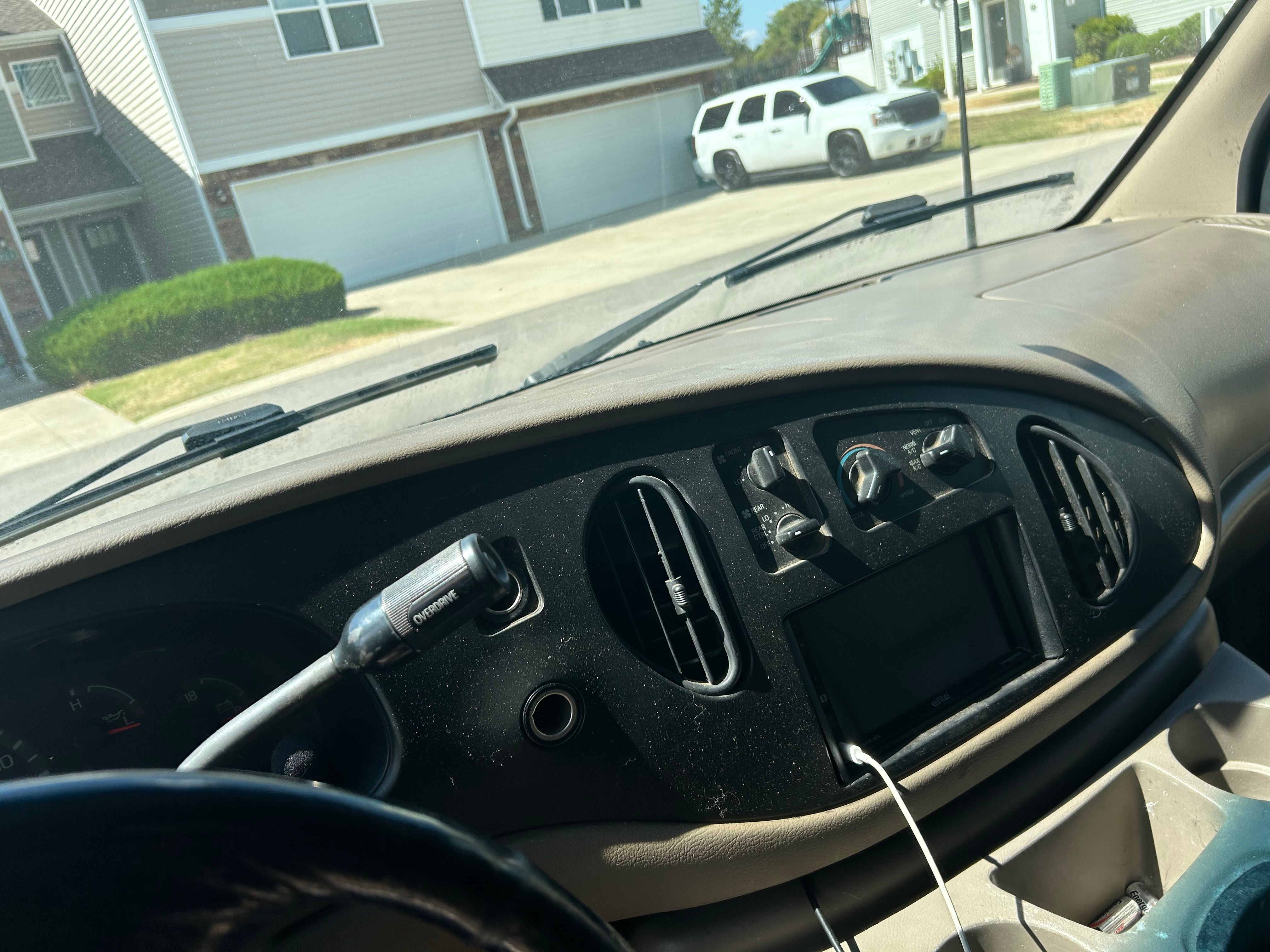 Used 2001 Ford E-150 and Econoline 150 Wagon RWD image 6