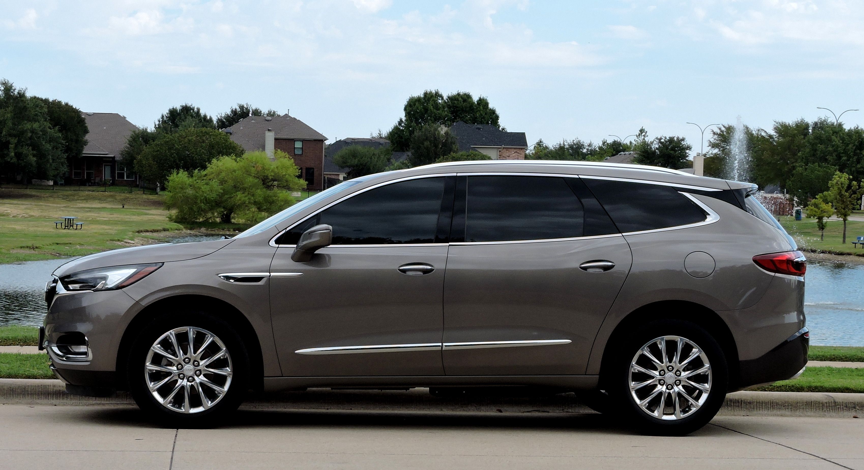 Used 2019 Buick Enclave Essence FWD image 2