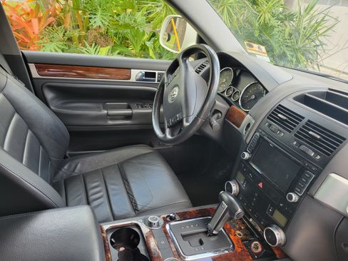 Used 2009 Volkswagen Touareg TDI image 9