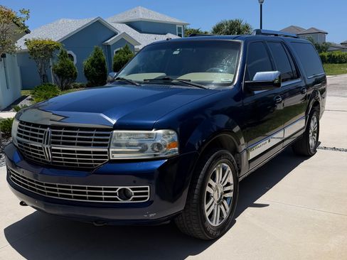 Used 2010 Lincoln Navigator L 4WD image 2