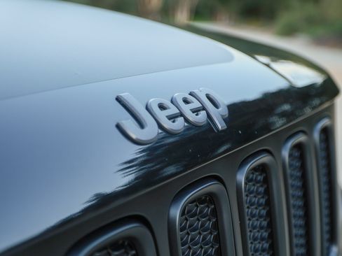 Used 2018 Jeep Renegade Trailhawk image 2