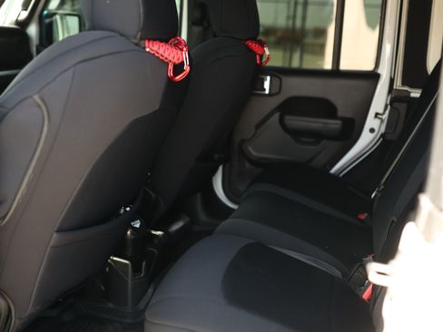 Used 2024 Jeep Wrangler Unlimited Rubicon w/ Capability Package image 14