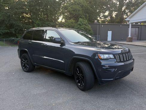 Used 2017 Jeep Grand Cherokee Altitude AWD/4WD image 4