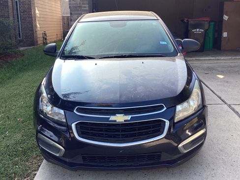 Used 2015 Chevrolet Cruze LS image 2