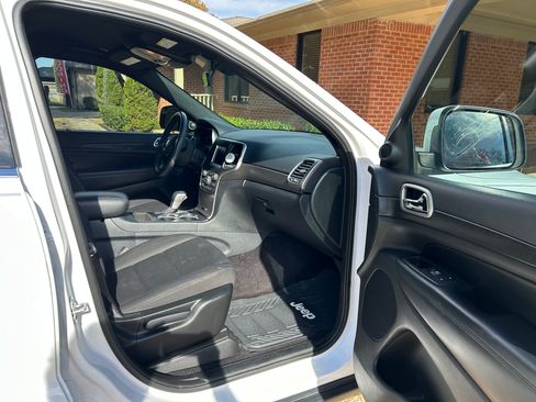 Used 2018 Jeep Grand Cherokee Laredo image 13