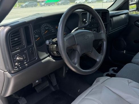 Used 2004 Chevrolet Silverado 2500 W/T RWD image 3