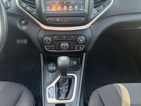 Used 2017 Jeep Cherokee Latitude w/ Comfort/Convenience Group AWD/4WD image 10